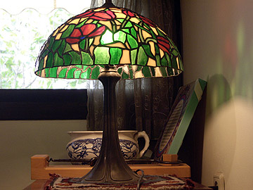 אפשר גם מנורות. ברעם מדגישה את שקיפות החומר ומעבר האור בו (צילום: מיכל רביד)