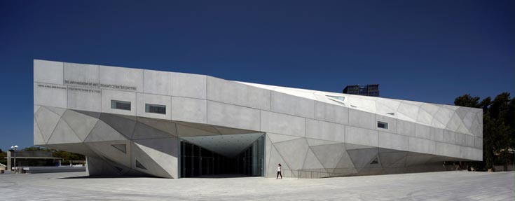 האגף החדש של מוזיאון תל אביב. 26 מטרים גובהו, מחציתם טמונים באדמה אך אין תחושת חנק (צילום: עמית גרון)