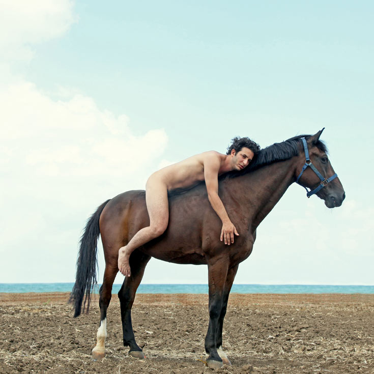האמן גלעד רטמן כנער הפוסטר של חודש מרץ. ''כשהם פנו אליי להצטלם, באתי בשתי דרישות: להצטלם על סוס, ובעירום'' (צילום: נועה יפה)