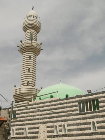 מכל מקום בכפר רואים את המסגד היפה (צילום: אריאלה אפללו)