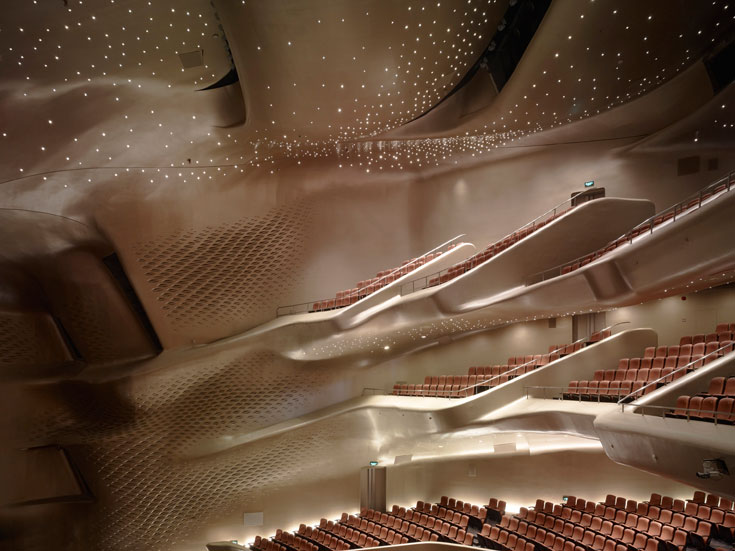 בית האופרה בגוואנגז'ו, סין. ''הערים שוב נעשו שאפתניות, והאדריכלות קיבלה מקום בולט יותר בשיח הציבורי'', היא אומרת (צילום: Christian Richters)