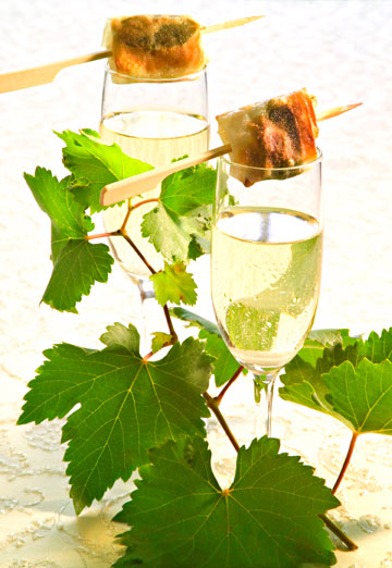 פרגית בבצק פילו, עם יין מבעבע (צילום: דני לרנר, סגנון: פסי ברניצקי)