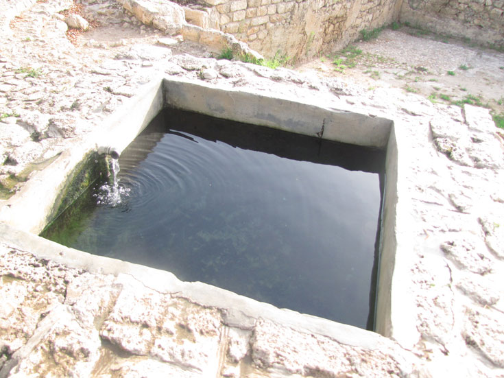 שרידי אמת מים ובית מרחץ (צילום: דרור זבדי)