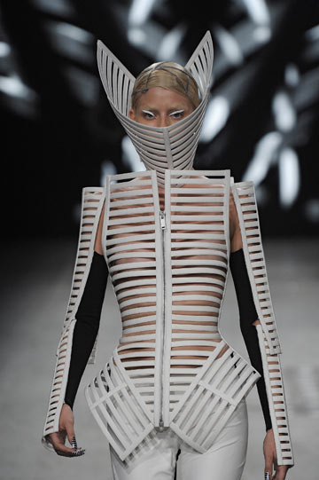 תצוגת האופנה של גארת' פיו. סגנון חד, מנוכר, פוטוריסטי (צילום: gettyimages)