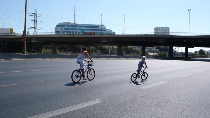 לא רק ביום כיפור: התוכנית כוללת הקמת טיילת לרוכבי אופניים ולהולכי רגל לכל אורך נתיבי איילון (צילום: מיכאל קרמר)