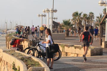 מדוושים לאורך ים. טיילת תל אביב (צילום: עמית מגל)
