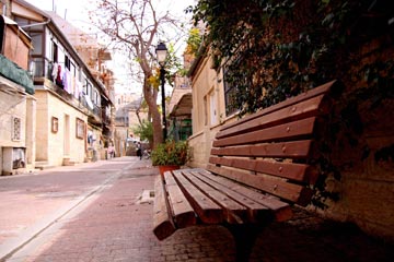 ספסל בלב השלווה בנחלאות, ירושלים (צילום: בשמת איבי)