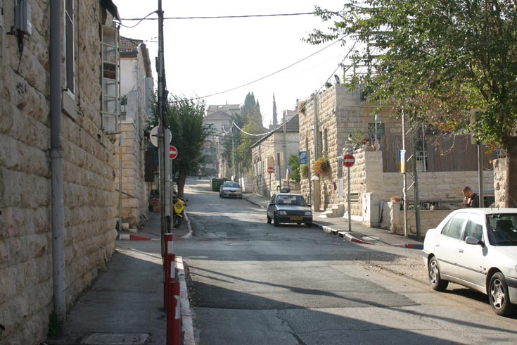 מטיילים בשכונת נחלאות הציורית בירושלים (צילום: שלומי כהן)