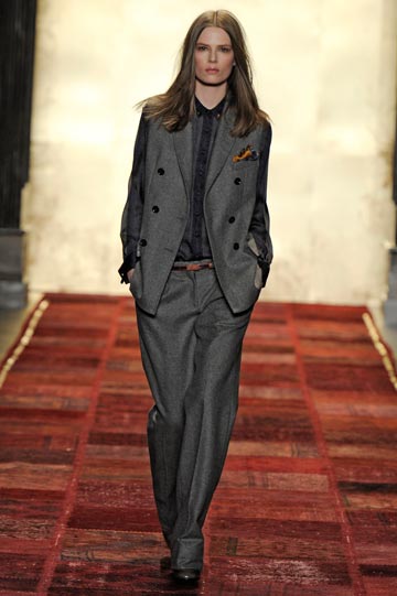 טומי הילפיגר, סתיו-חורף 2011-2012. חליפה לאישה העובדת (צילום: gettyimages)