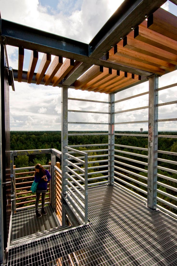 המגדל בנוי מחומרים פשוטים כמו פלדה ועץ תוך שימוש בקווים ישרים ונקיים (צילום: ARHIS Architectures)