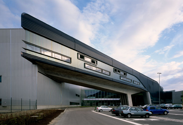 אחד המבנים הראשונים שחדיד הצליחה לממש הוא מטה BMW בלייפציג, גרמניה. פס הייצור עובר בין החללים, לנגד עיניהם של המנהלים הבכירים ביותר (צילום: Werner Huthmacher)