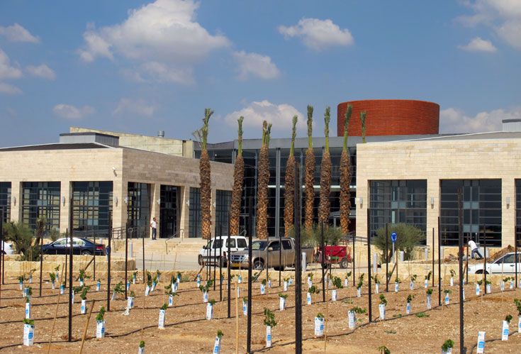 מרכז המבקרים של יקבי ברקן, המתאפיין בחזית סימטרית המשלבת אבן מקומית וזכוכית (צילום: מיכאל יעקובסון)
