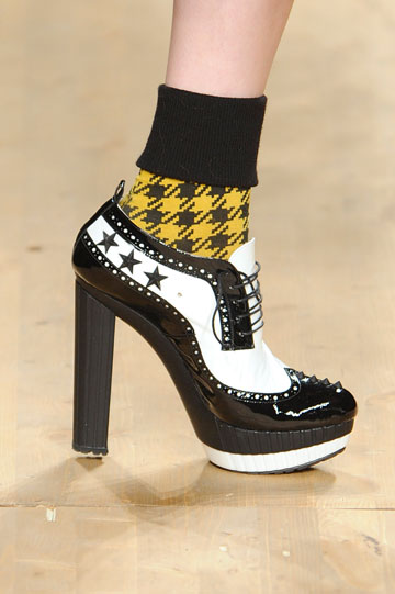 נעלי לכה של פרנקי מורלו בתצוגת האופנה לחורף 2012 (צילום: gettyimages)