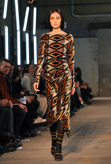 שמלת קטיפה מודפסת בתצוגת האופנה של פרואנזה סקולר (צילום: gettyimages)