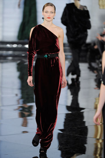 אוברול קטיפה בתצוגת האופנה של ראלף לורן. לא מומלץ לנמוכות (צילום: gettyimages)
