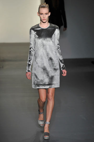 שמלת מיני קטיפתית בתצוגת האופנה של קלווין קליין (צילום: gettyimages)
