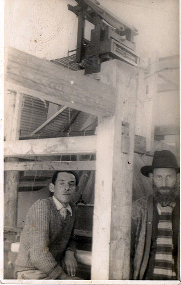 משה גורקביץ ואברהם יהודה לייב גורקביץ במפעל הטליתות שהקימו בחולון