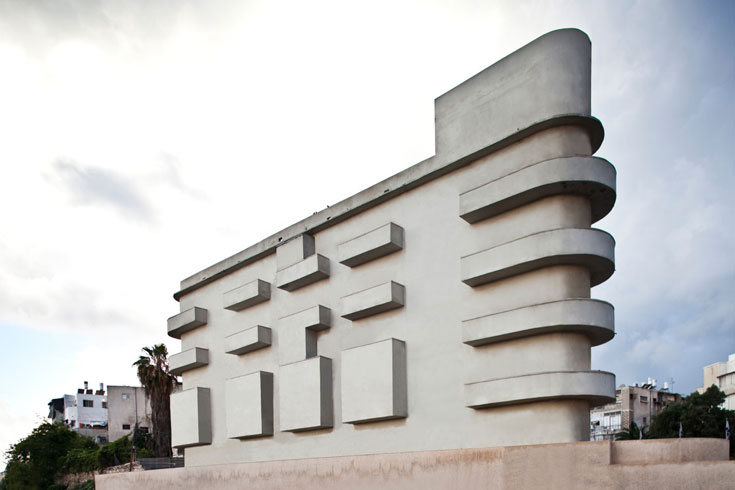 בית האנייה בשכונת נוה שאנן, תל אביב, בעבודתו של הצלם ליאור יורפסט שמוחק את כל הפתחים בבניינים (צילום: ליאור יורפסט)
