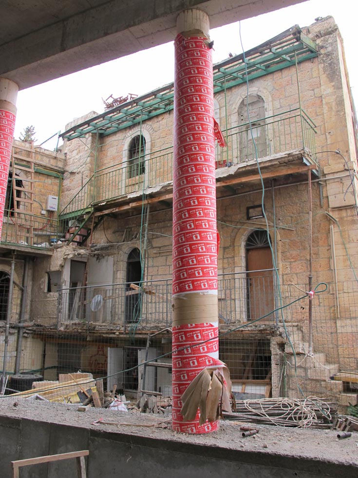 הפרויקט כלוא בין שלושה מבנים היסטוריים: בית אנה טיכו, בית הרב קוק ואכסניית בנימין (יד שרה) (צילום: מיכאל יעקובסון)