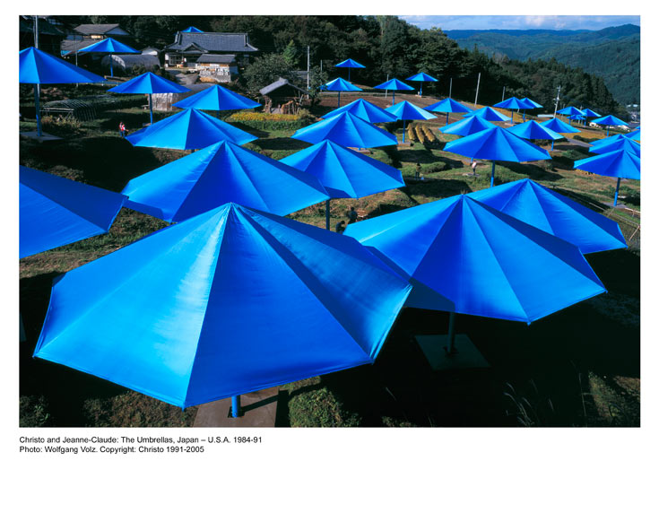 וכך נראות המטריות הכחולות שהוצבו במקביל ביפן (צילום: Wolfgang Volz)