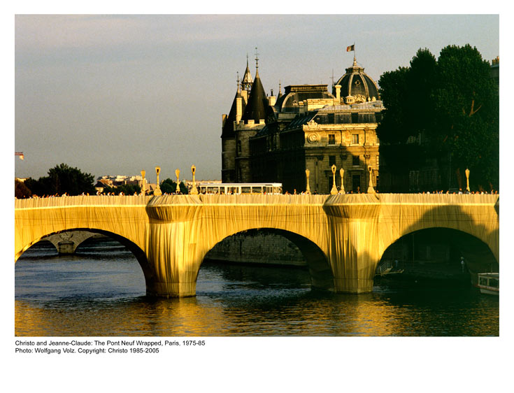 ה''פונט נף'' בפריז. אלפי אמנים תיעדו את הגשר ביצירותיהם, וכשנעטף הפך סוף סוף לאמנות עצמה (צילום: Wolfgang Volz)