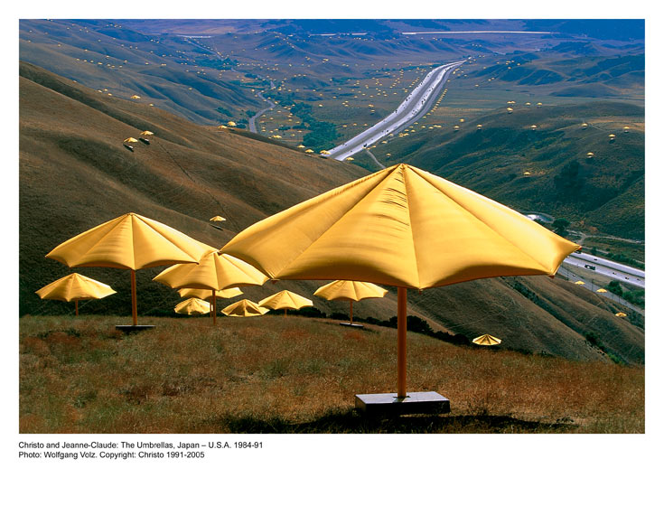 1,760 מטריות צהובות לאורך 26 קילומטרים בקליפורניה - כל מטרייה בגובה שישה מטרים ובקוטר 8.66 (צילום: Wolfgang Volz)