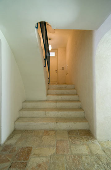 המדרגות מחדר המשפחה לקומת הביניים (צילום: אילן נחום)