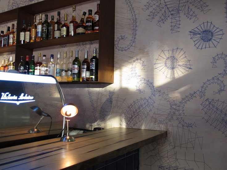 קירות מצוירים ומנורות שולחן (צילום: יונה, נמל יפו)