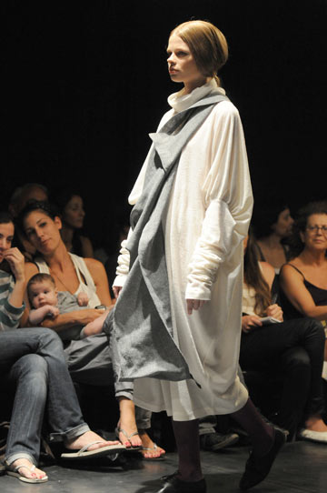 תצוגת אופנה של ששון קדם לחורף 2011 (צילום: גדי דגון)