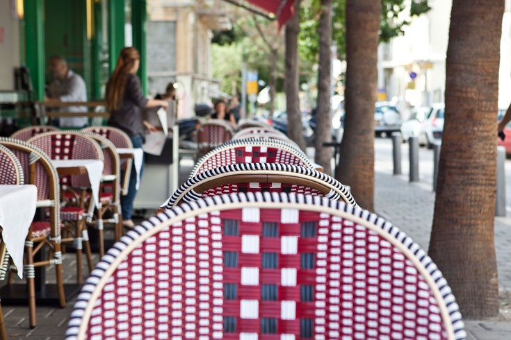 מסעדת ''מונטנגרו''. כסאות בסגנון ביסטרו בחוץ (צילום: שירן כרמל)