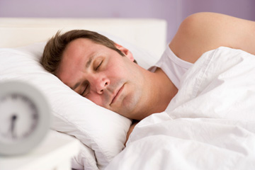 לכו לישון בזמן. מחקרים מראים שמי שלא ישן מספיק פגיע יותר להשמנה, לתאונות ולמחלות (צילום: thinkstock)