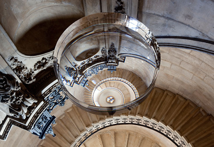עדשה שרואה ''מעבר לרמתה של העין האנושית''. המיצב של ג'ון פאוסון בקתדרלת סנט-פול בלונדון (באדיבות: Swarovski Crystal Palace / Swarovski Lighting Business)