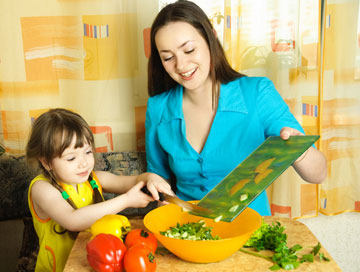 זכרו שילדכם מחקים אתכם, ואם אתם תאכלו ירקות, יגדל הסיכוי שגם הם ירצו לטעום מהם (צילום: shutterstock)
