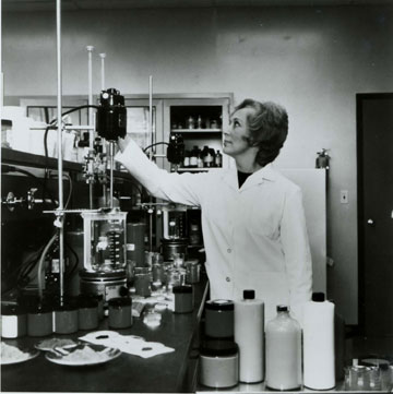 המודל לחיקוי: אסתי לאודר במפעל, 1970