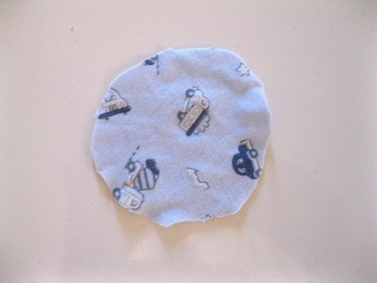 גוזרים מהבד פיסה בצורת עיגול בגודל שרוצים את השקית (צילום: חן קרופניק )