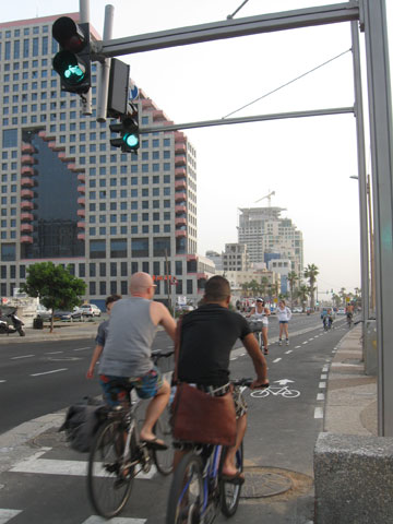 לידיעת המדוושים. רמזור אופניים בתל אביב (צילום: אריאלה אפללו)