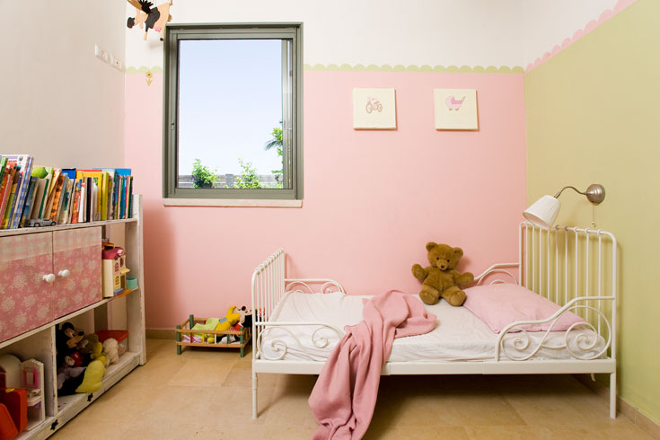 חדרה של הבת הקטנה: מיטת ברזל מאיקאה, שידה ישנה שנצבעה לבן וקירות בוורוד וירוק (צילום: רני לוריא)