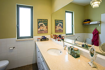 אחד מחדרי האמבטיה: ארון שירות גדול ונברשת מאיקאה (צילום: רני לוריא)