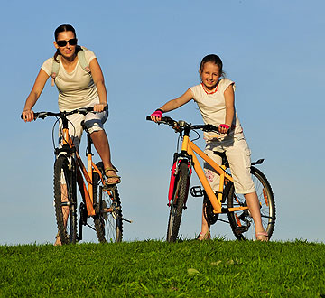 אפשר לשלב פעילות גופנית וזמן איכות עם הילדים (צילום: shutterstock)