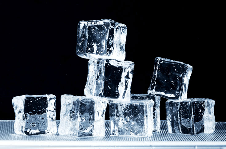 איך יוצרים קוביות קרח שקופות כמו זכוכית? (צילום: shutterstock)