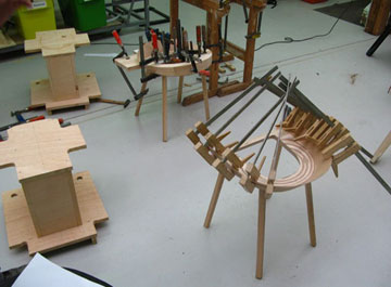 הכסאות עשויים ללא ברגים או מסמרים, רק באמצעות עיקול וסיבוב יריעת העץ הדקיקה סביב המושב  (באדיבות הביטאט)