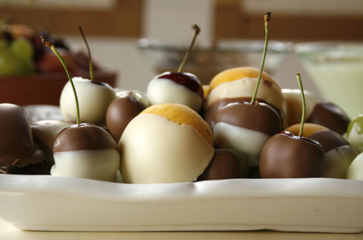 אם כבר יש לכם שוקולד מומס ופירות, אתם יכולים להכין בקלות חטיפים מתוקים יפהפיים (צילום: מאיה גמר)