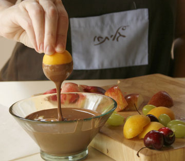 ציפוי ב-3 שלבים: טובלים פרי בשוקולד מומס... (צילום: מאיה גמר)