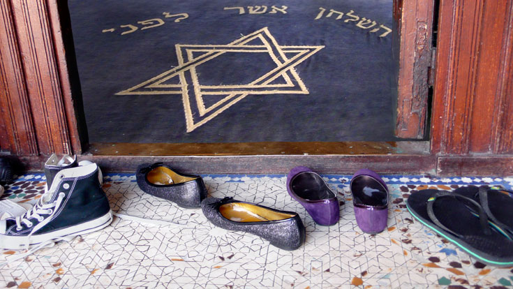 בית הכנסת מונטווידאו ברובע ה-16 בפאריז, מודבק לנעליים המונחות בכניסה למסגד הגדול ברובע החמישי (צילום: שרי דיאמונד)