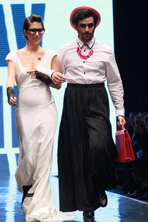 ג'ייסון דנינו הולט בבגדים של יואב מאיר ודפנה לוסטיג בשמלה של ענבל רביב (צילום: גיל לרנר)