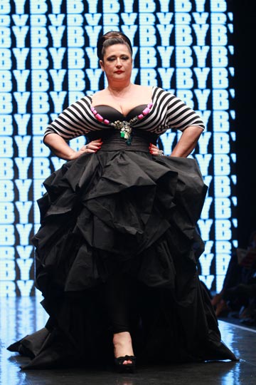 סטלה עמר בשמלה של אפרת קליג בתצוגה למען איגי בשבוע האופנה תל אביב. דיווה לוהטת (צילום: גיל לרנר)