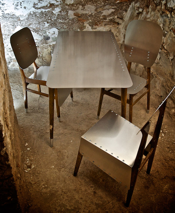 ''עור ועצמות'' של נעם טבנקין. רהיטים שלדיים מעץ ומשטחי אלומיניום (צילום: עמוס בר זאב)