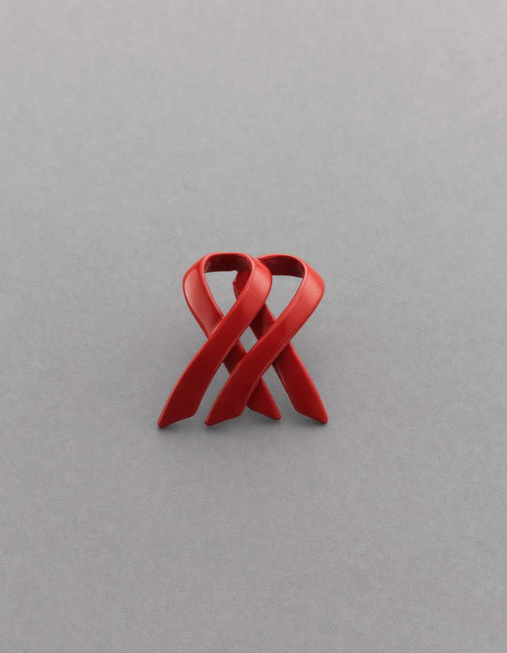 הסרט הכפול של קנת קול, המסמל את הכפלת המאמצים במאבק נגד האיידס ואת החיבור של אינדיבידואלים. ''אופנה ישראלית פועלת מתוך מקום של טרנדים, ולהיות נשא HIV זה לא דבר טרנדי'', אומר אלון מדר מהוועד למלחמה באיידס