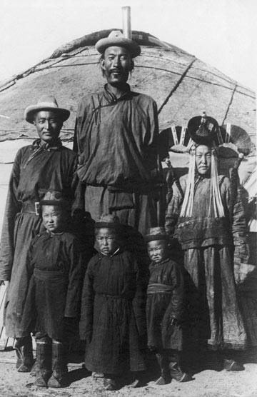 צילום היסטורי של ''יורטה'' - אוהל מגורים מונגולי רחב ידיים, שבשנים האחרונות הפך לפופולרי ביישובים אקולוגיים ובחוות בודדים בארץ (צילום: gettyimages)