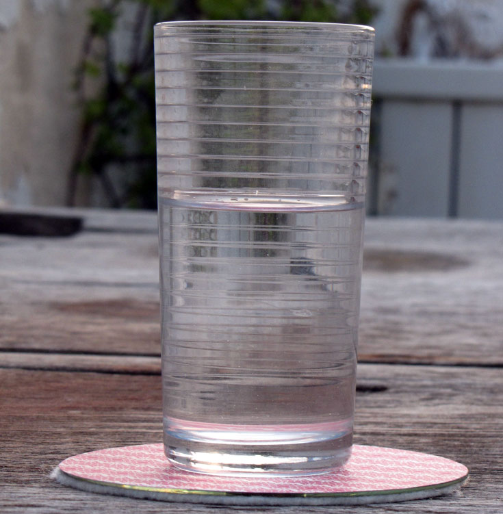 תחתיות לכוסות. עמיד, קשיח, והכי חשוב: מספיק רחב כדי שעודפי המים לא יגיעו לשולחן (צילום: גלית וינקלר)